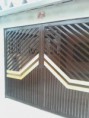 Portão trabalhado com duas cores (Alumínio bronze escuro e dourado.